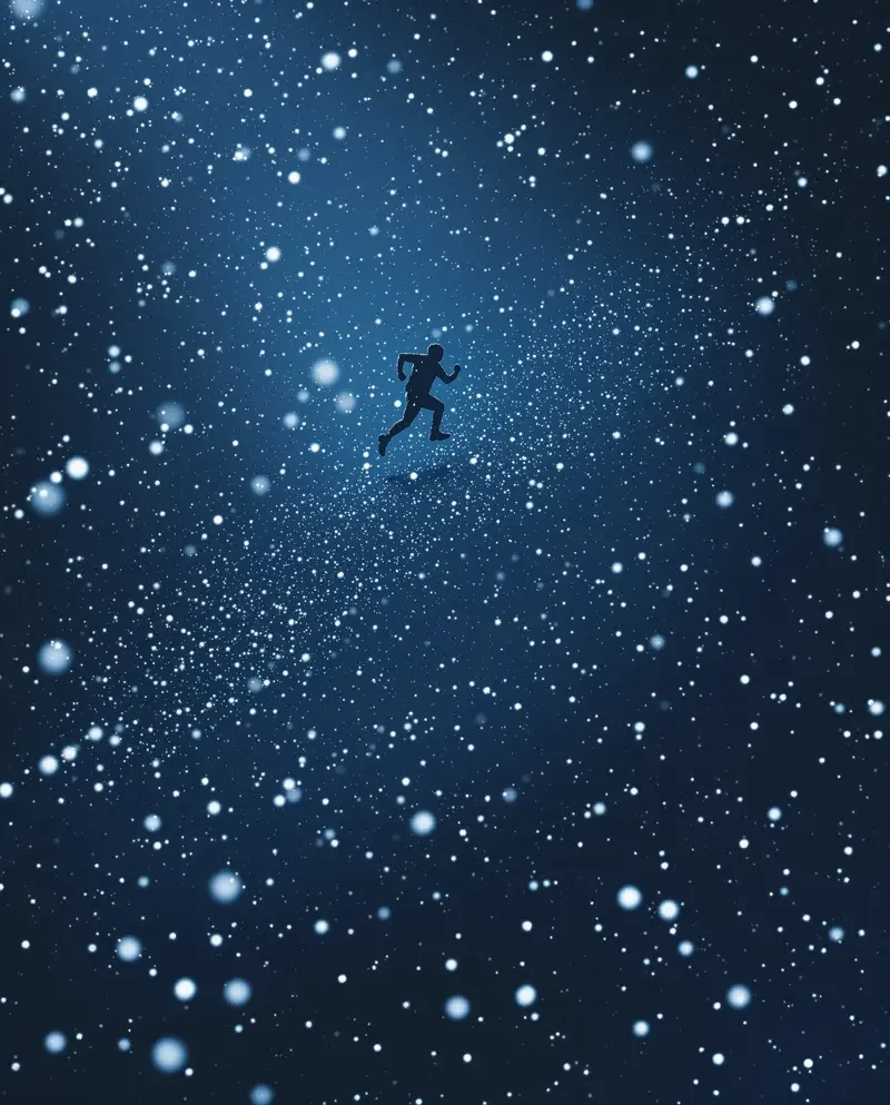 韩国电影表妹电影《雪夜奔逃》封面，藏蓝调午夜暴雪奔跑对角线构图